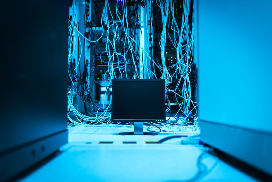A perfectly organized server rack in a modern data center with clean cable management, illustrating a stable and well-managed digital infrastructure ready for AI.